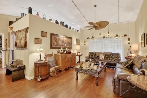 House in Miramar, Florida 3 bedrooms, 151.62 sq.m. № 2044780 - photo 2