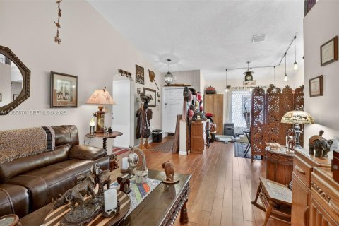 House in Miramar, Florida 3 bedrooms, 151.62 sq.m. № 2044780 - photo 4