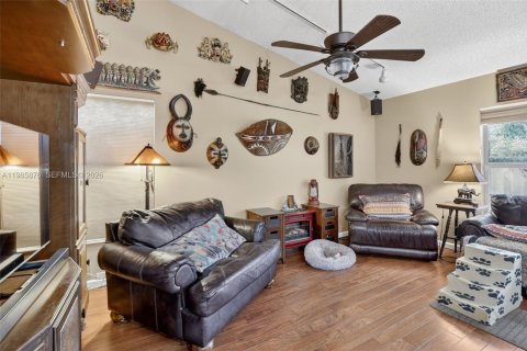 House in Miramar, Florida 3 bedrooms, 151.62 sq.m. № 2044780 - photo 12