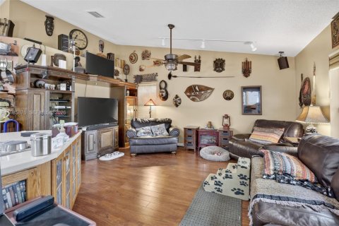 House in Miramar, Florida 3 bedrooms, 151.62 sq.m. № 2044780 - photo 13