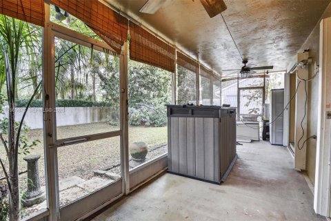 House in Miramar, Florida 3 bedrooms, 151.62 sq.m. № 2044780 - photo 25