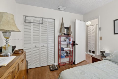 House in Miramar, Florida 3 bedrooms, 151.62 sq.m. № 2044780 - photo 23