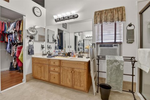 House in Miramar, Florida 3 bedrooms, 151.62 sq.m. № 2044780 - photo 18