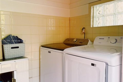 Снять в аренду виллу или дом в Бискейн-Парк, Флорида 3 спальни, 75.81м2, № 1990209 - фото 28