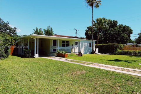 Снять в аренду виллу или дом в Бискейн-Парк, Флорида 3 спальни, 75.81м2, № 1990209 - фото 1