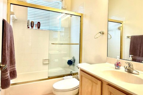 House in Vero Beach, Florida 3 bedrooms, 191.47 sq.m. № 2083327 - photo 20