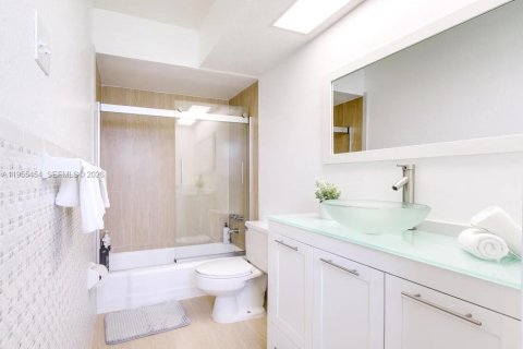 Villa ou maison à vendre à Hollywood, Floride: 5 chambres, 255.85 m2 № 2010998 - photo 24