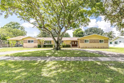 Villa ou maison à vendre à Hollywood, Floride: 5 chambres, 255.85 m2 № 2010998 - photo 1