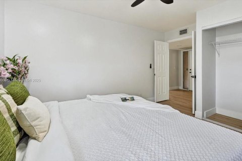 Condo in Coconut Creek, Florida, 2 bedrooms  № 1921424 - photo 13