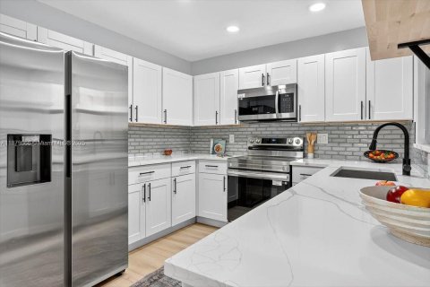 Condo in Coconut Creek, Florida, 2 bedrooms  № 1921424 - photo 9