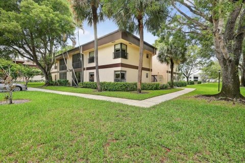 Condo in Coconut Creek, Florida, 2 bedrooms  № 1921424 - photo 1