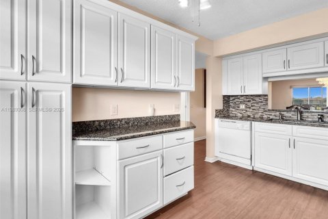 Condo in Pembroke Pines, Florida, 2 bedrooms  № 2051482 - photo 9