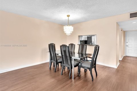 Condo in Pembroke Pines, Florida, 2 bedrooms  № 2051482 - photo 12