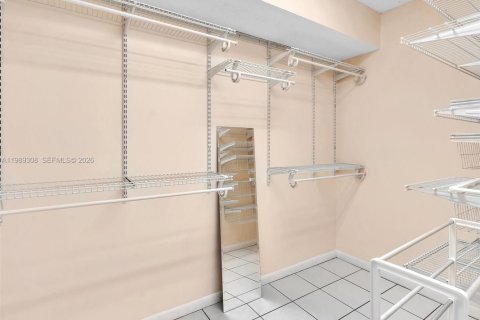 Condo in Pembroke Pines, Florida, 2 bedrooms  № 2051482 - photo 24