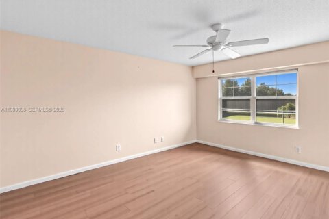 Condo in Pembroke Pines, Florida, 2 bedrooms  № 2051482 - photo 16