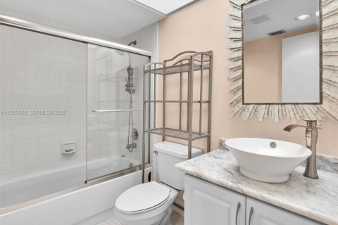 Condo in Pembroke Pines, Florida, 2 bedrooms  № 2051482 - photo 29