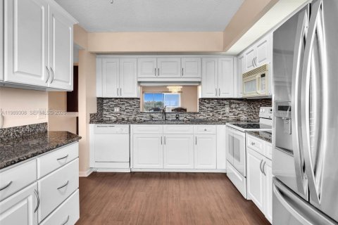 Condo in Pembroke Pines, Florida, 2 bedrooms  № 2051482 - photo 10