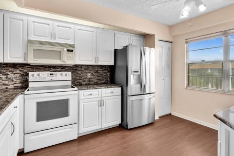 Condo in Pembroke Pines, Florida, 2 bedrooms  № 2051482 - photo 7