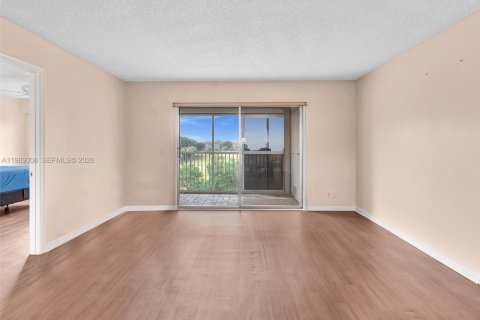 Condo in Pembroke Pines, Florida, 2 bedrooms  № 2051482 - photo 13