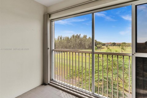 Condo in Pembroke Pines, Florida, 2 bedrooms  № 2051482 - photo 19