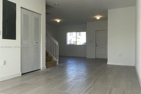 Снять в аренду таунхаус в Флорида-Сити, Флорида 3 спальни, 136.01м2, № 1985927 - фото 6