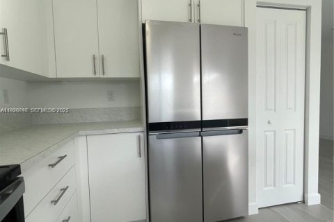 Снять в аренду таунхаус в Флорида-Сити, Флорида 3 спальни, 136.01м2, № 1985927 - фото 3