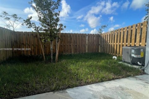 Снять в аренду таунхаус в Флорида-Сити, Флорида 3 спальни, 136.01м2, № 1985927 - фото 11