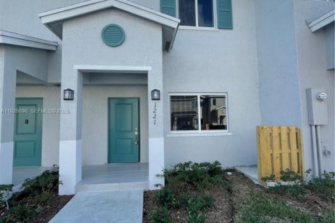 Снять в аренду таунхаус в Флорида-Сити, Флорида 3 спальни, 136.01м2, № 1985927 - фото 1