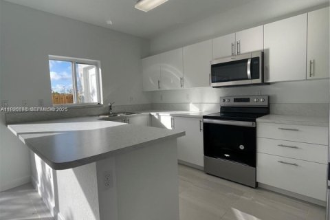 Снять в аренду таунхаус в Флорида-Сити, Флорида 3 спальни, 136.01м2, № 1985927 - фото 2