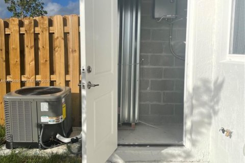 Снять в аренду таунхаус в Флорида-Сити, Флорида 3 спальни, 136.01м2, № 1985927 - фото 10