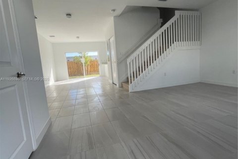 Снять в аренду таунхаус в Флорида-Сити, Флорида 3 спальни, 136.01м2, № 1985927 - фото 4