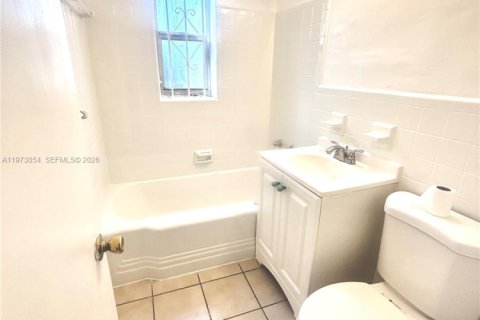 Casa en alquiler en Coral Gables, Florida, 1872.17 m2 № 2033213 - foto 5