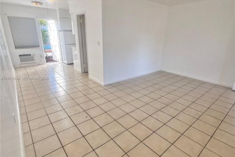 Casa en alquiler en Coral Gables, Florida, 1872.17 m2 № 2033213 - foto 4