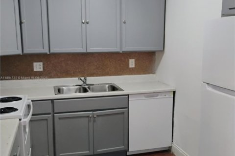 Condominio en venta en Lauderhill, Florida, 1 dormitorio, 74.32 m2 № 1964082 - foto 1