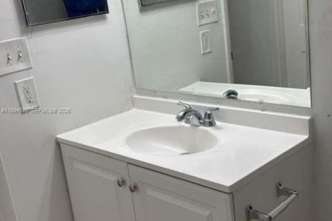 Condo in Lauderhill, Florida, 1 bedroom  № 1964082 - photo 11