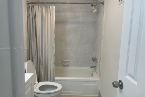 Condo in Lauderhill, Florida, 1 bedroom  № 1964082 - photo 13
