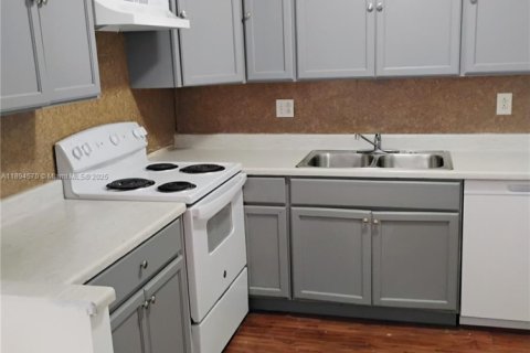 Condominio en venta en Lauderhill, Florida, 1 dormitorio, 74.32 m2 № 1964082 - foto 2