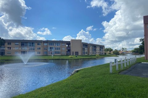 Condo in Sunrise, Florida, 1 bedroom  № 1971715 - photo 1