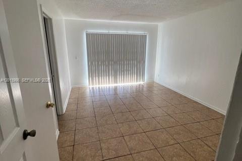 Touwnhouse à louer à Miami, Floride: 3 chambres, 150.5 m2 № 2076039 - photo 8