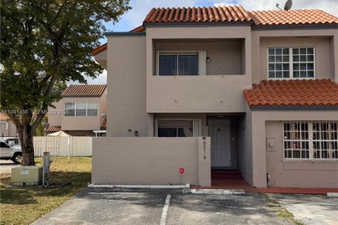 Touwnhouse à vendre à Miami, Floride: 3 chambres, 141.49 m2 № 2059742 - photo 1