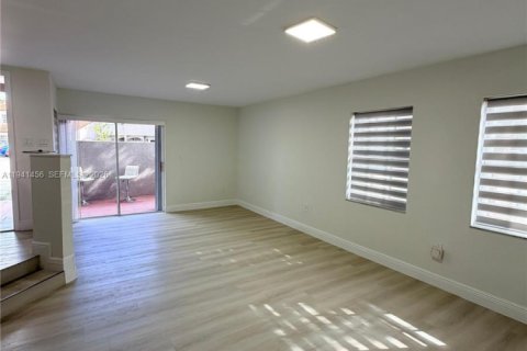 Touwnhouse à vendre à Miami, Floride: 3 chambres, 141.49 m2 № 2059742 - photo 4