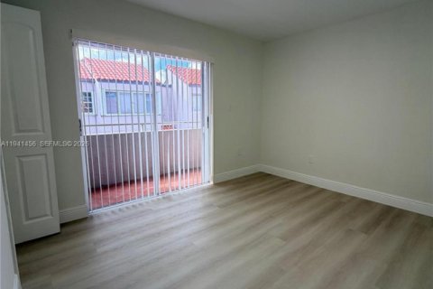Touwnhouse à vendre à Miami, Floride: 3 chambres, 141.49 m2 № 2059742 - photo 20