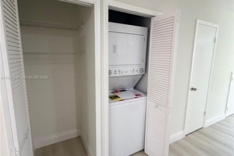 Touwnhouse à vendre à Miami, Floride: 3 chambres, 141.49 m2 № 2059742 - photo 17