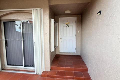 Touwnhouse à vendre à Miami, Floride: 3 chambres, 141.49 m2 № 2059742 - photo 15