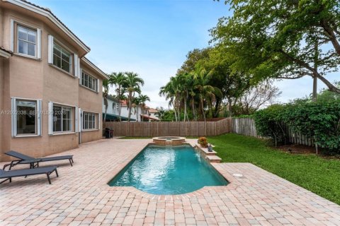 Casa en venta en Doral, Florida, 6 dormitorios, 328.97 m2 № 2170331 - foto 27
