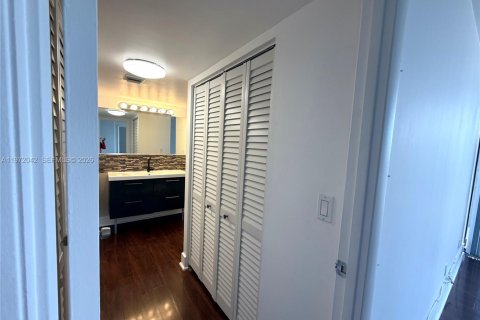 Condo in Aventura, Florida, 2 bedrooms  № 2047164 - photo 11