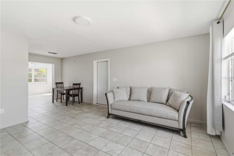 Apartment in Sarasota, Florida 2 bedrooms, 107.4 sq.m. № 2214515 - photo 3