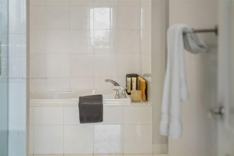 Condominio en venta en Miami Beach, Florida, 2 dormitorios, 134.71 m2 № 2013646 - foto 25