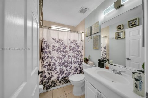Casa en venta en Miami, Florida, 4 dormitorios, 263.01 m2 № 1940735 - foto 19