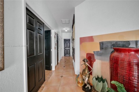 Casa en venta en Miami, Florida, 4 dormitorios, 263.01 m2 № 1940735 - foto 25